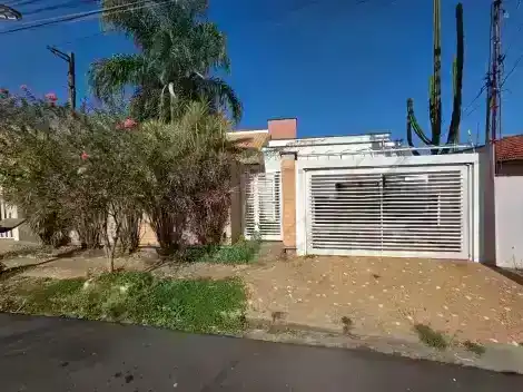 Casa com 3 dormitórios, 2 suítes e 2 vagas no bairro Fragata, Marília