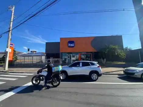 Galpão com 4 banheiros e 10 vagas de garagem no bairro Fragata, Marília
