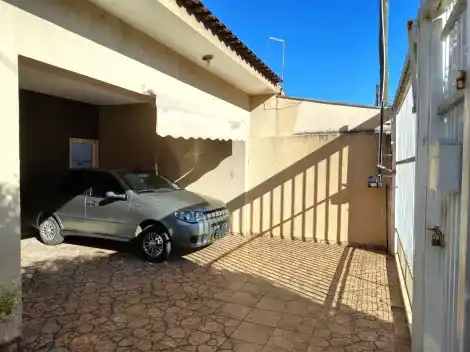 Casa 2 Dormitórios com 3 Vagas no Jardim Guarujá, Marília